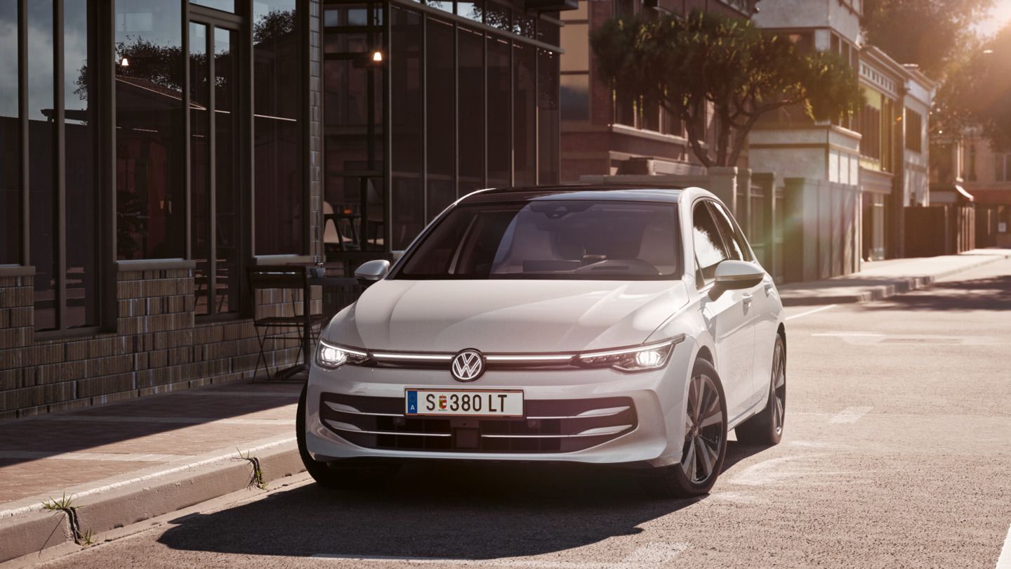 Frontansicht des Golf Style eHybrid mit IQ.LIGHT - LED-Scheinwerfern. 