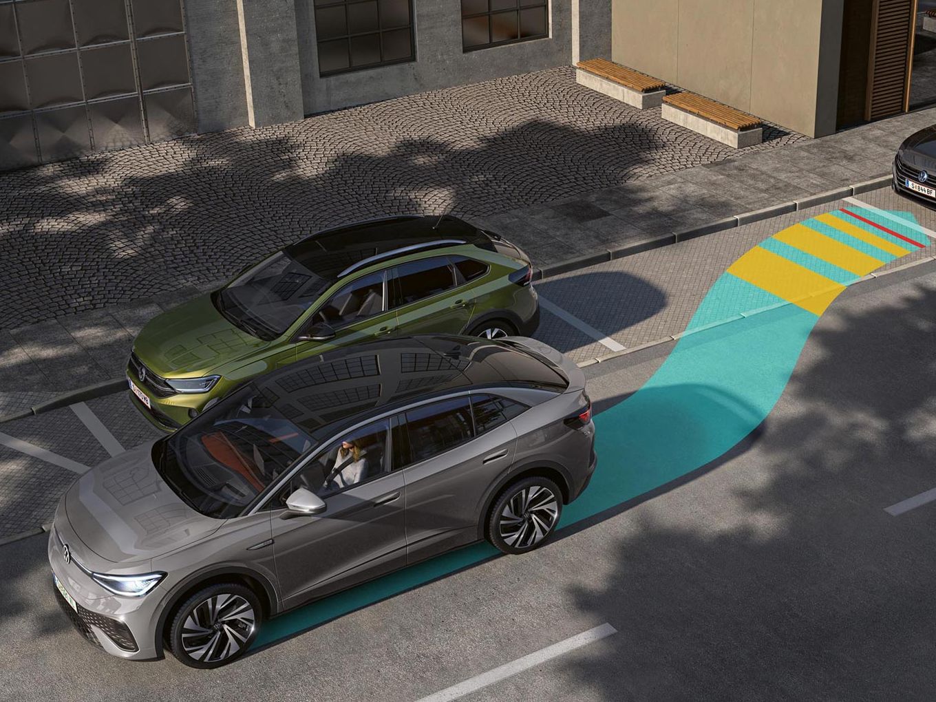 Illustration zeigt schematisch anhand eines VW ID.5 die Funktionsweise des Park Assist Plus.