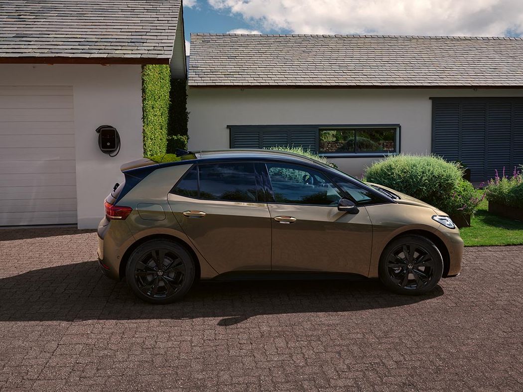 ID.3 Pro steht seitlich geparkt vor einem Haus in einer Einfahrt. 
