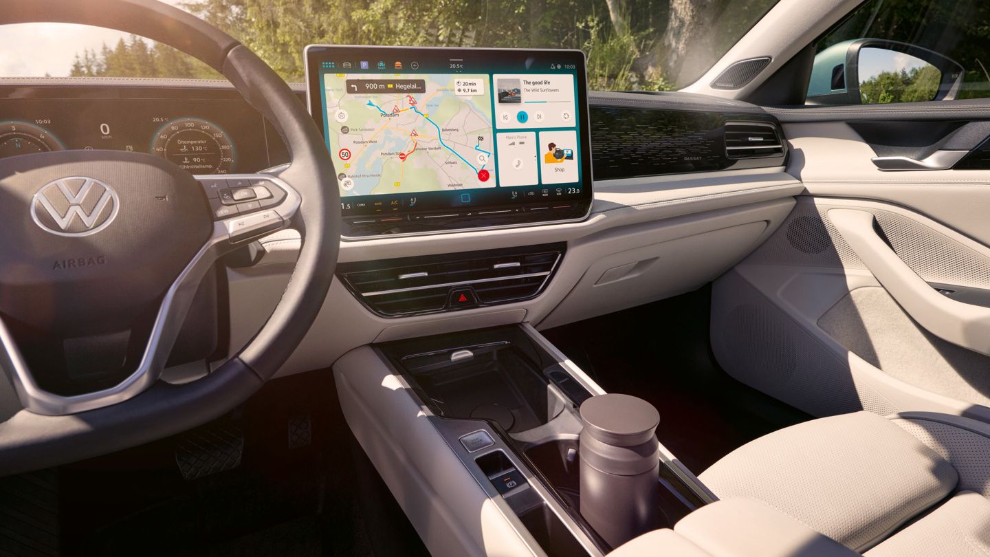 Die Mittelkonsole eines VW Passat mit großem Touch-Display.