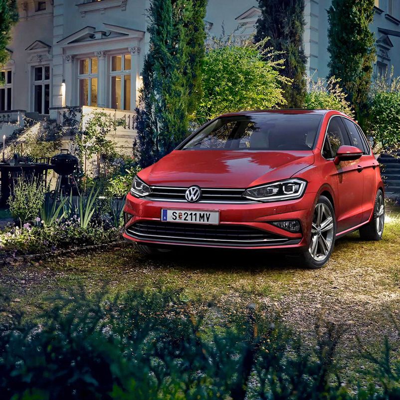 VW Golf Sportsvan Exterieur Frontansicht im Garten