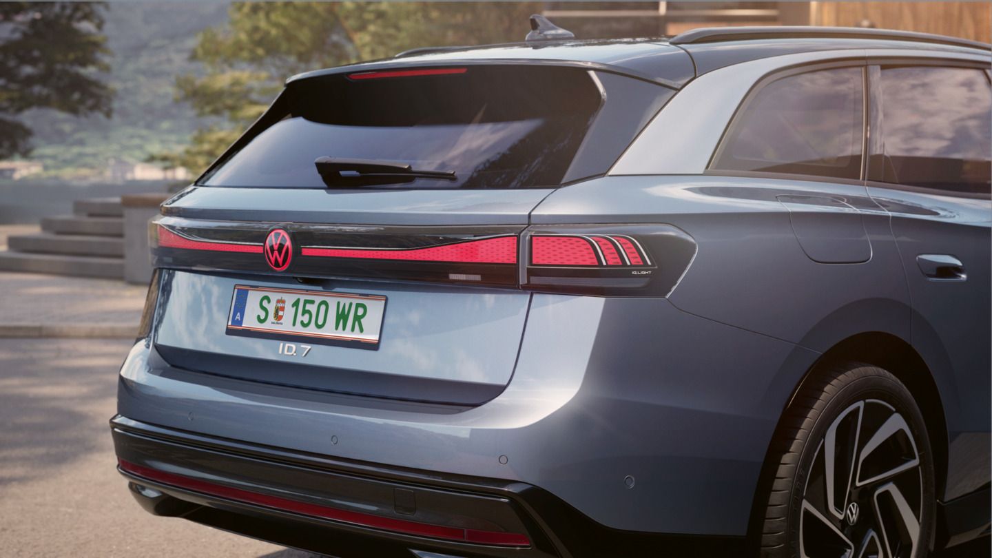Heckansicht eines blauen VW ID.7 Tourer mit Heck-Lichtsignatur.