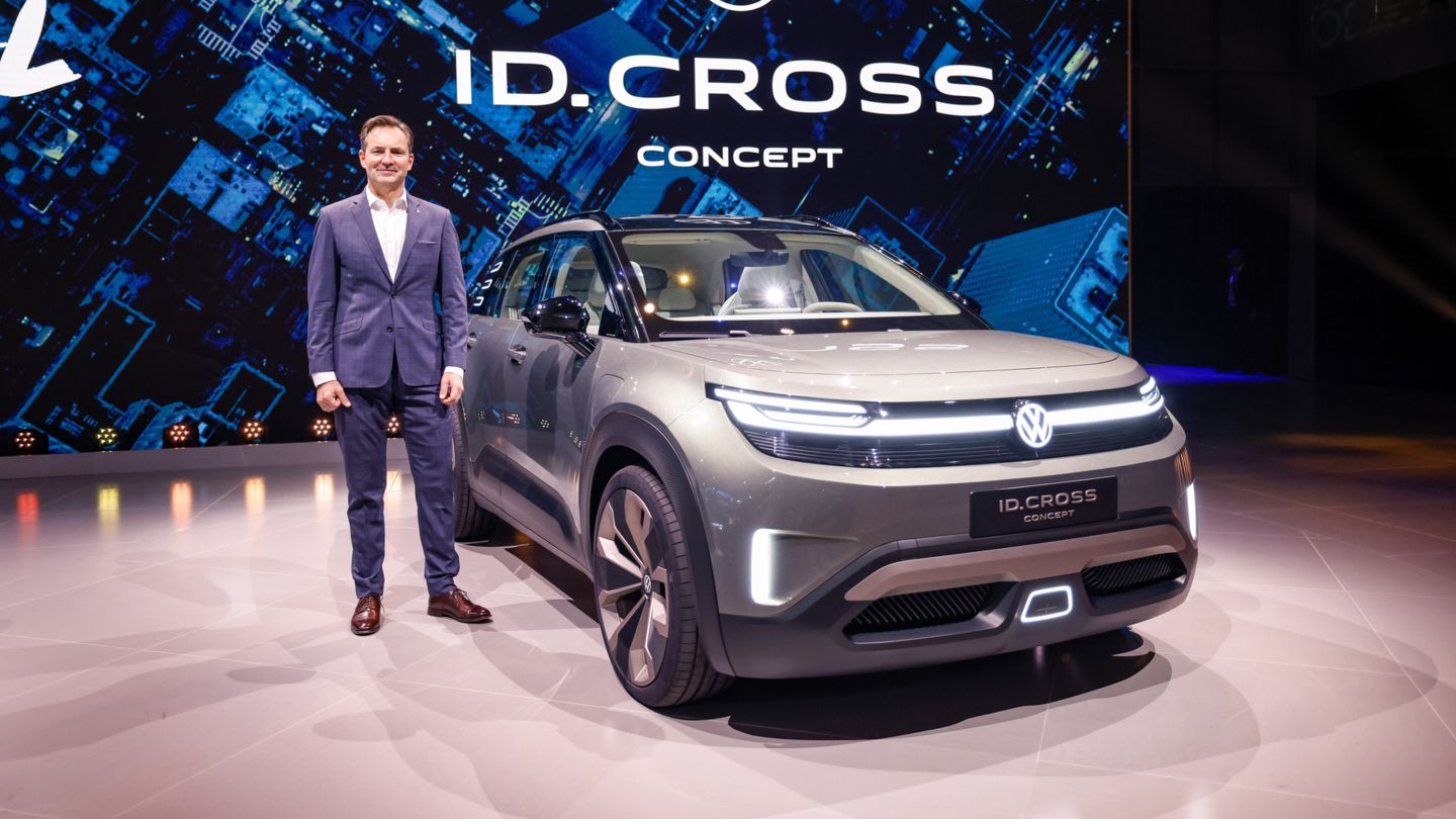 Volkswagen Vorstandsvorsitzender Thomas Schäfer steht in Anzug neben dem neu vorgestellten ID Cross Concept auf einer Bühne
