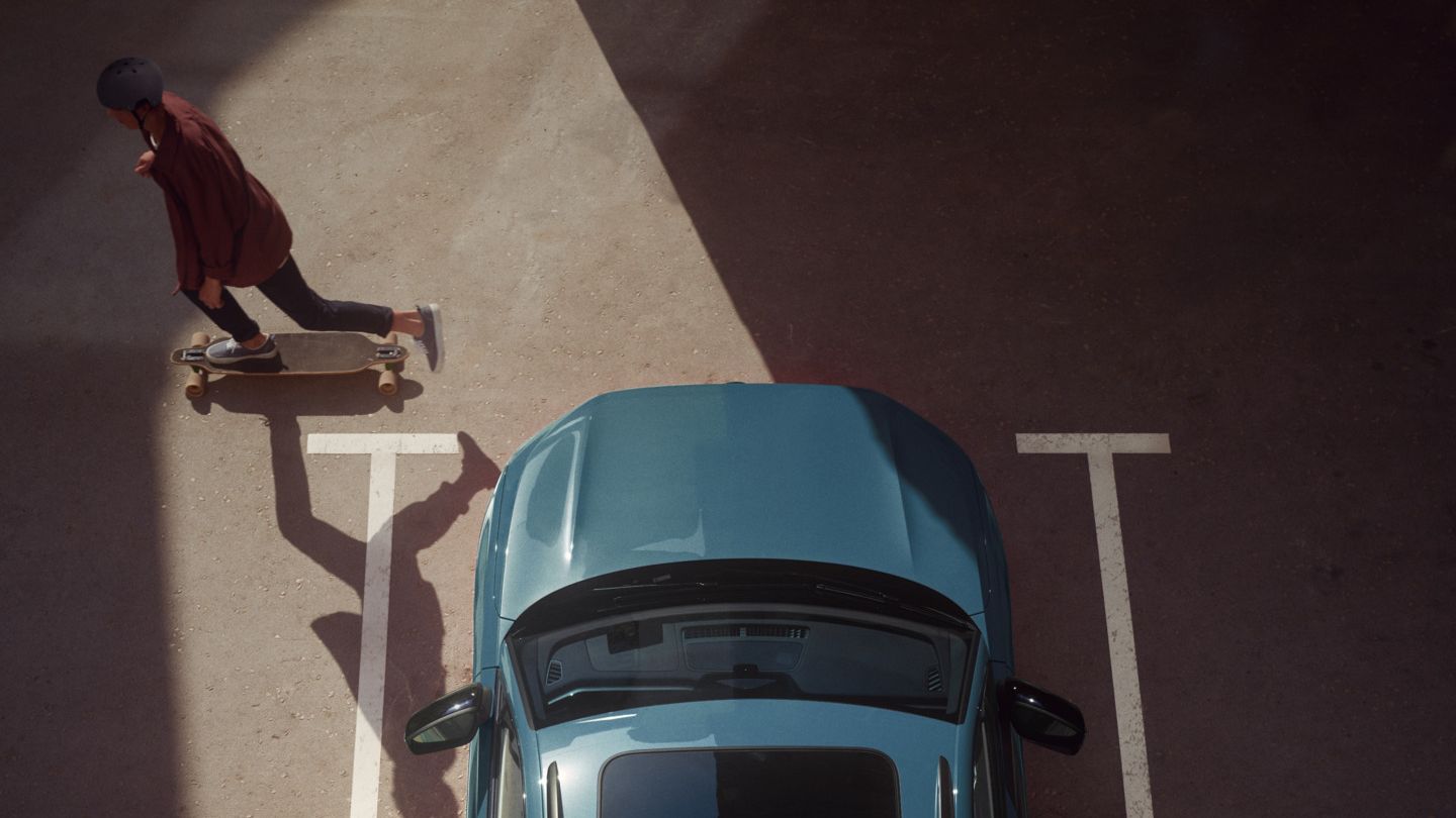  Blick von oben auf einen blauen VW Tiguan mit optionalem Panorama-Ausstell- /Schiebedach.