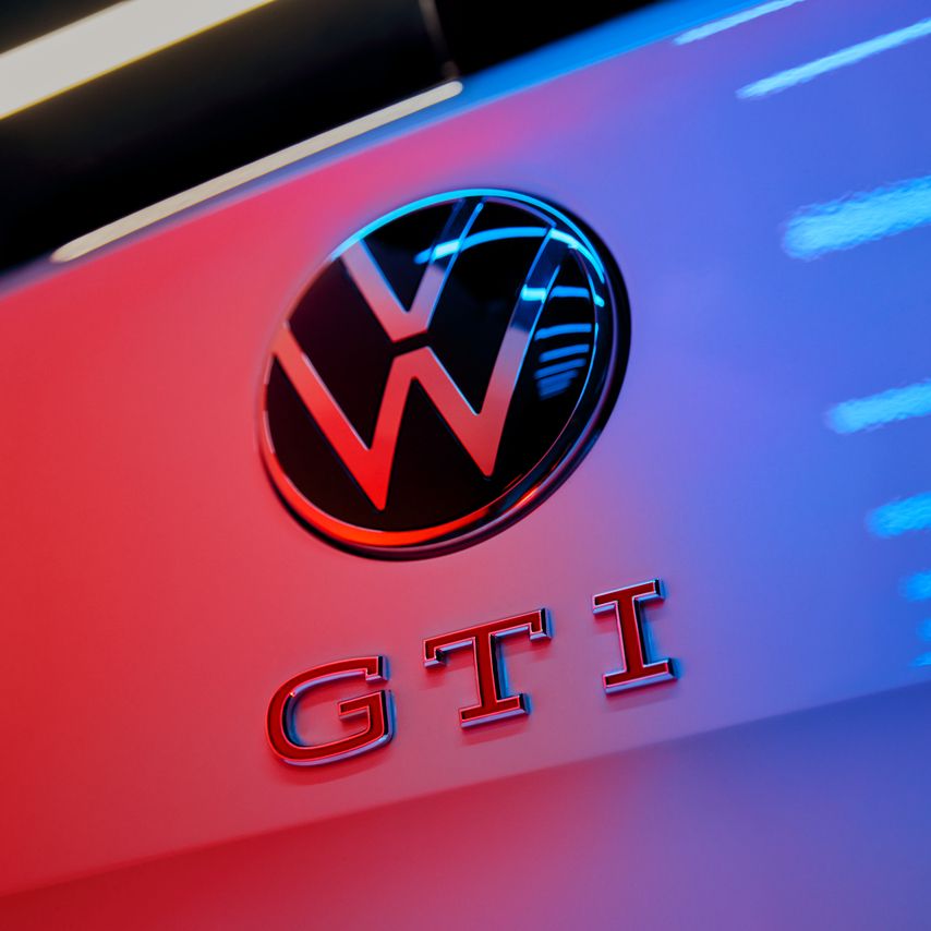 Detailansicht des VW-Logos und des GTI-Schriftzugs vom VW Polo GTI