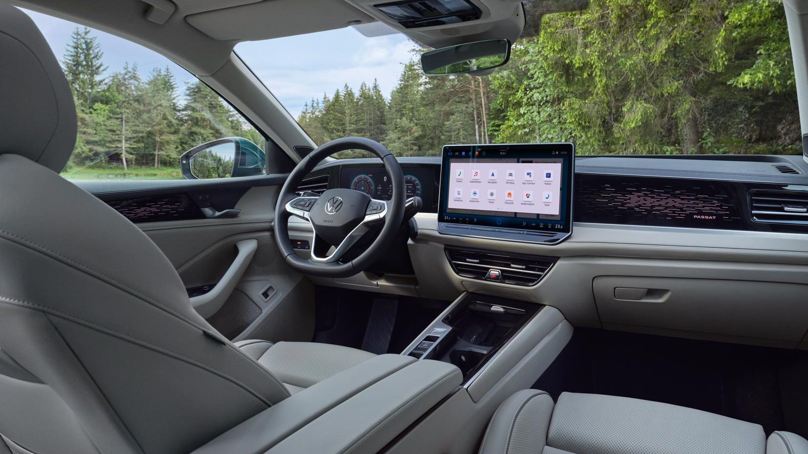 Innenansicht des VW Passat Elegance mit Blick auf die optionalen ergoActive Sitze, das Cockpit und die Jumbobox.