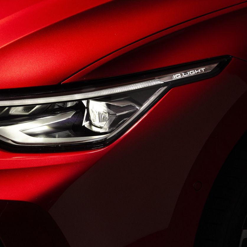 Detailaufnahme der IQ.LIGHT LED-Matrix Scheinwerfer eines roten VW Golf Falco Edition