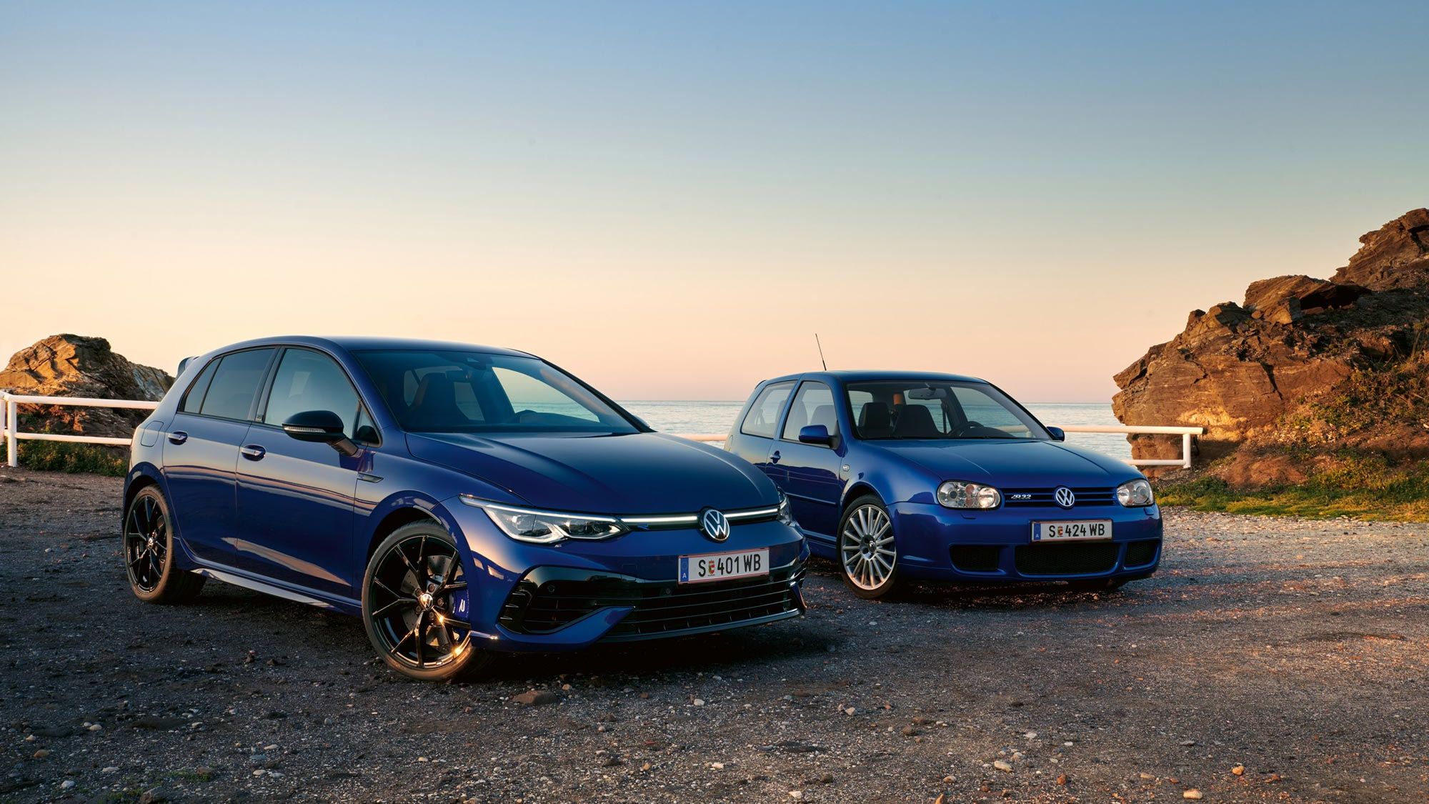 Ein VW Golf 8 R und Golf 4 R32