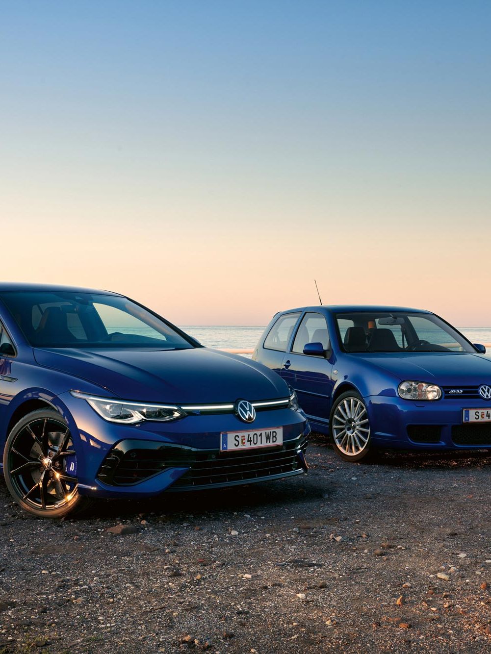 Ein VW Golf 8 R und Golf 4 R32