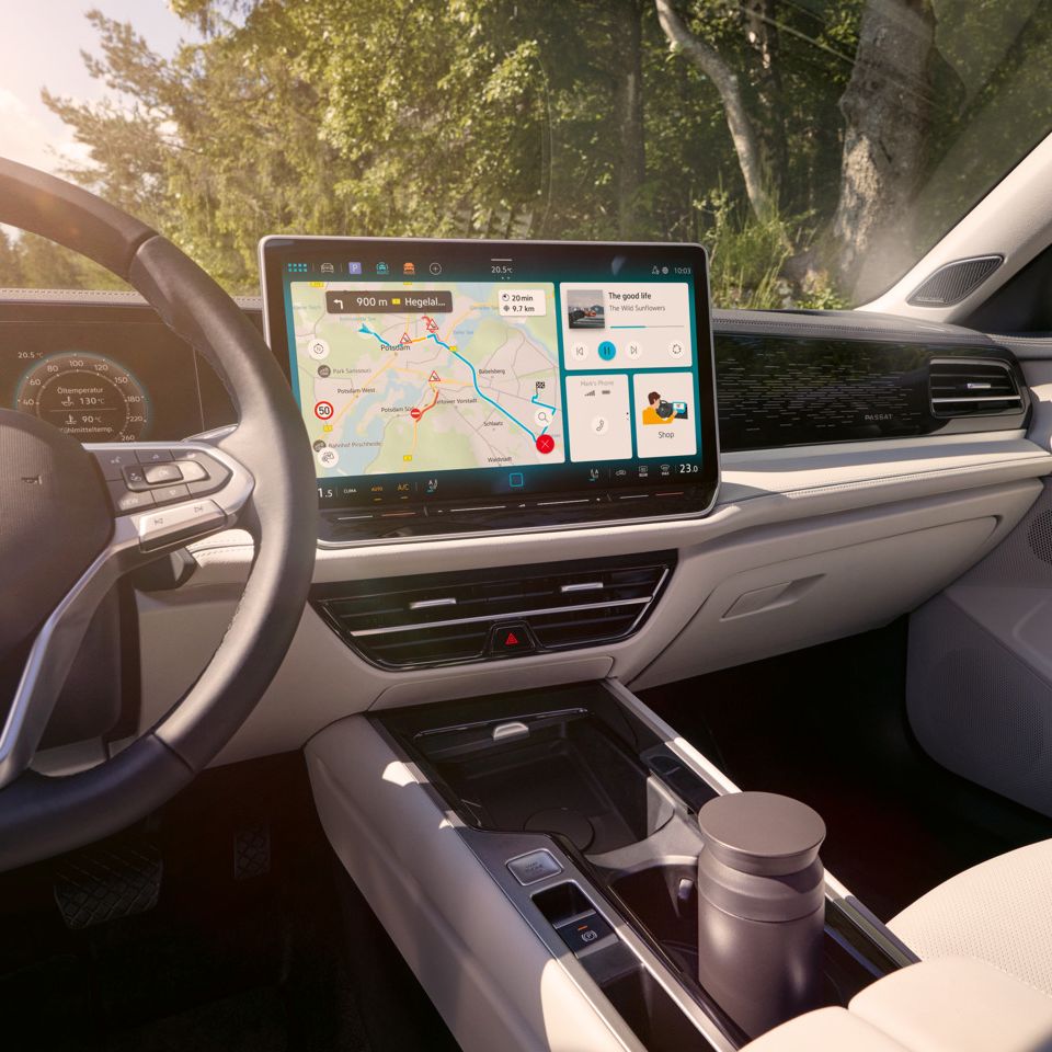 Die Mittelkonsole eines VW Passat mit großem Touch-Display.