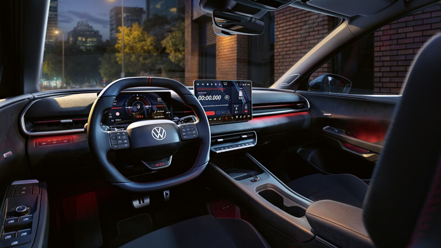 Blick auf das Cockpit des VW ID. Polo GTI bei abendlicher Stimmung.