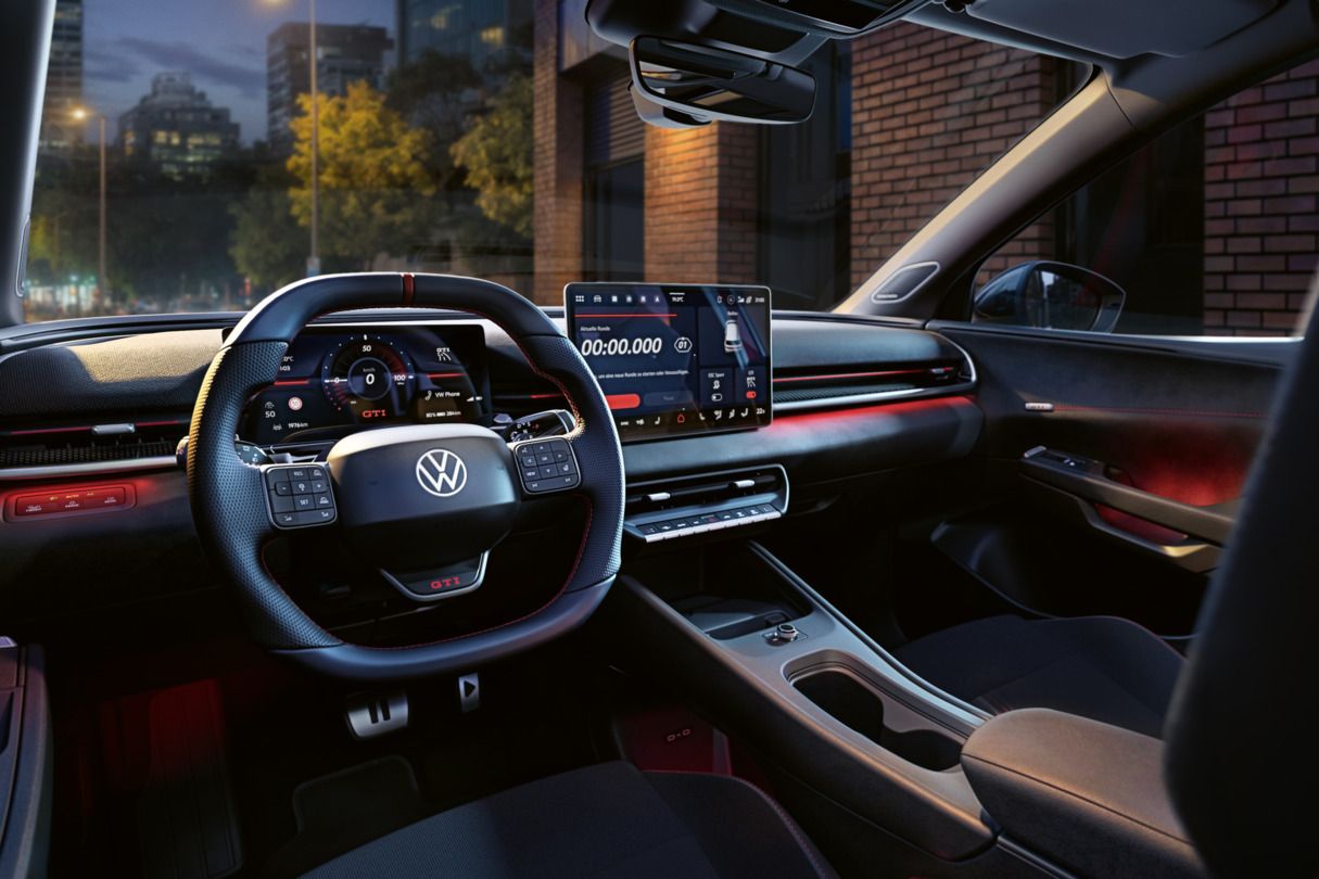 Blick auf das Cockpit des VW ID. Polo GTI bei abendlicher Stimmung.
