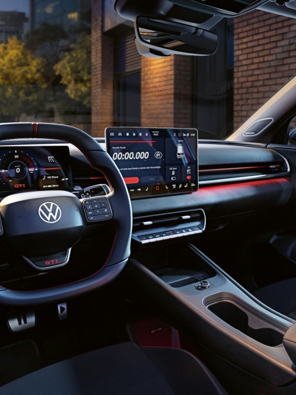 Blick auf das Cockpit des VW ID. Polo GTI bei abendlicher Stimmung.