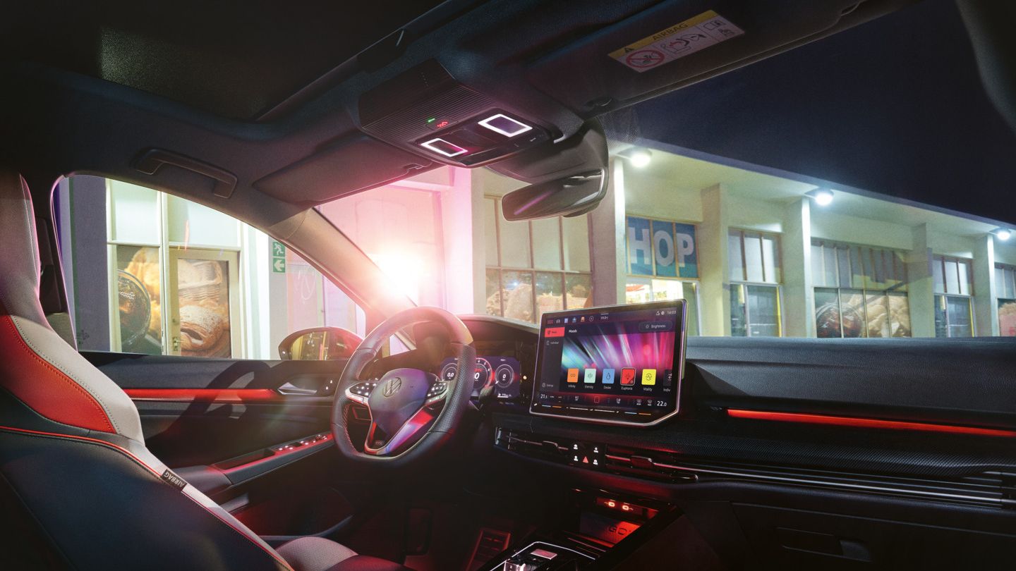 Interior vom VW Golf GTI aus Sicht des Beifahrersitzes.