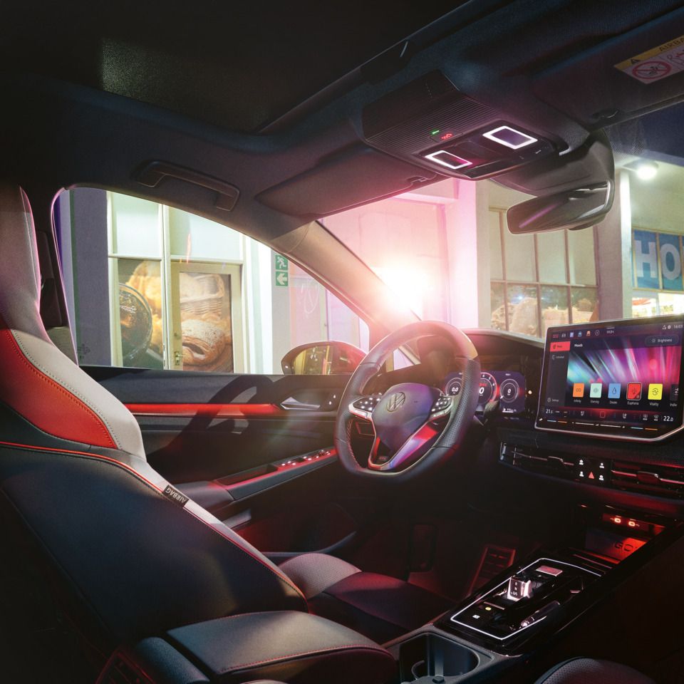 Interior vom VW Golf GTI aus Sicht des Beifahrersitzes.