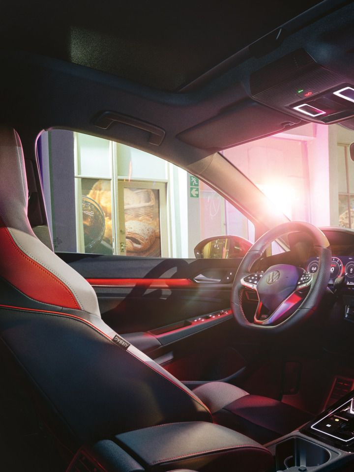 Interior vom VW Golf GTI aus Sicht des Beifahrersitzes.