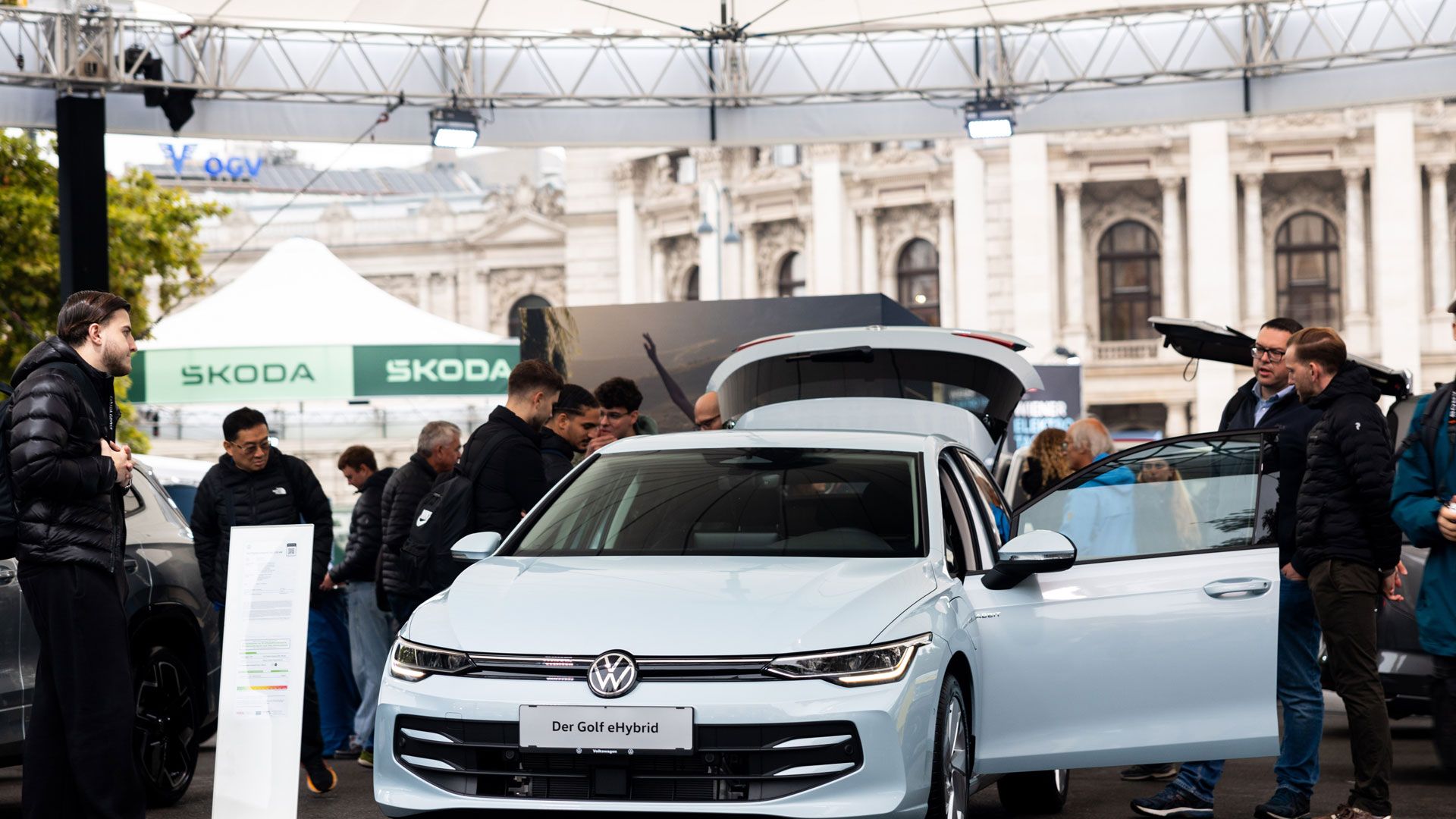 Besucher der Wiener Elektro Tage 2025 erkunden beim Stand von Volkswagen den Golf Rabbit eHybrid.
