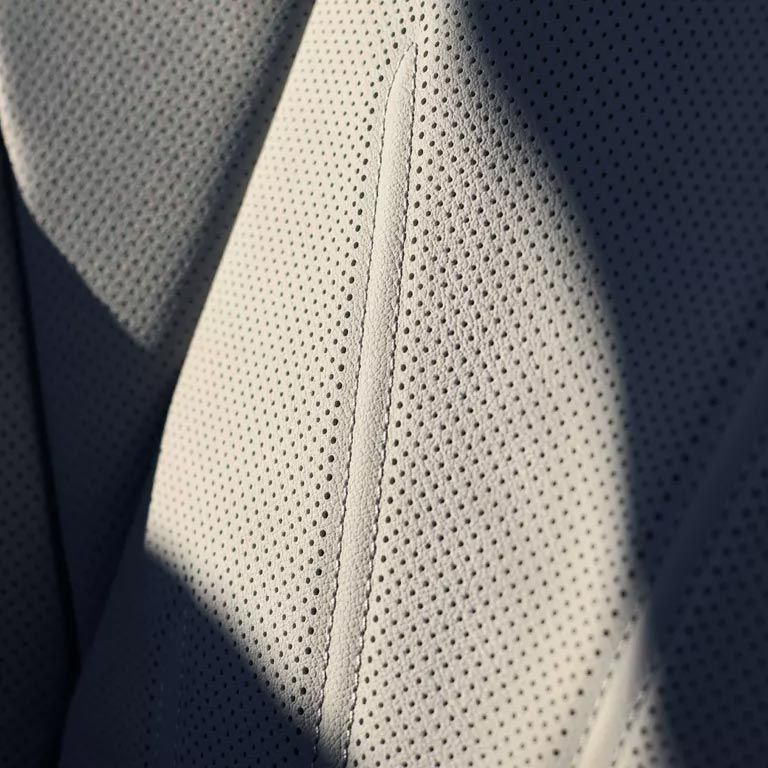 Detailansicht des Sitzbezugs und der Nähte im Lederpaket „Varenna“ im VW Passat.