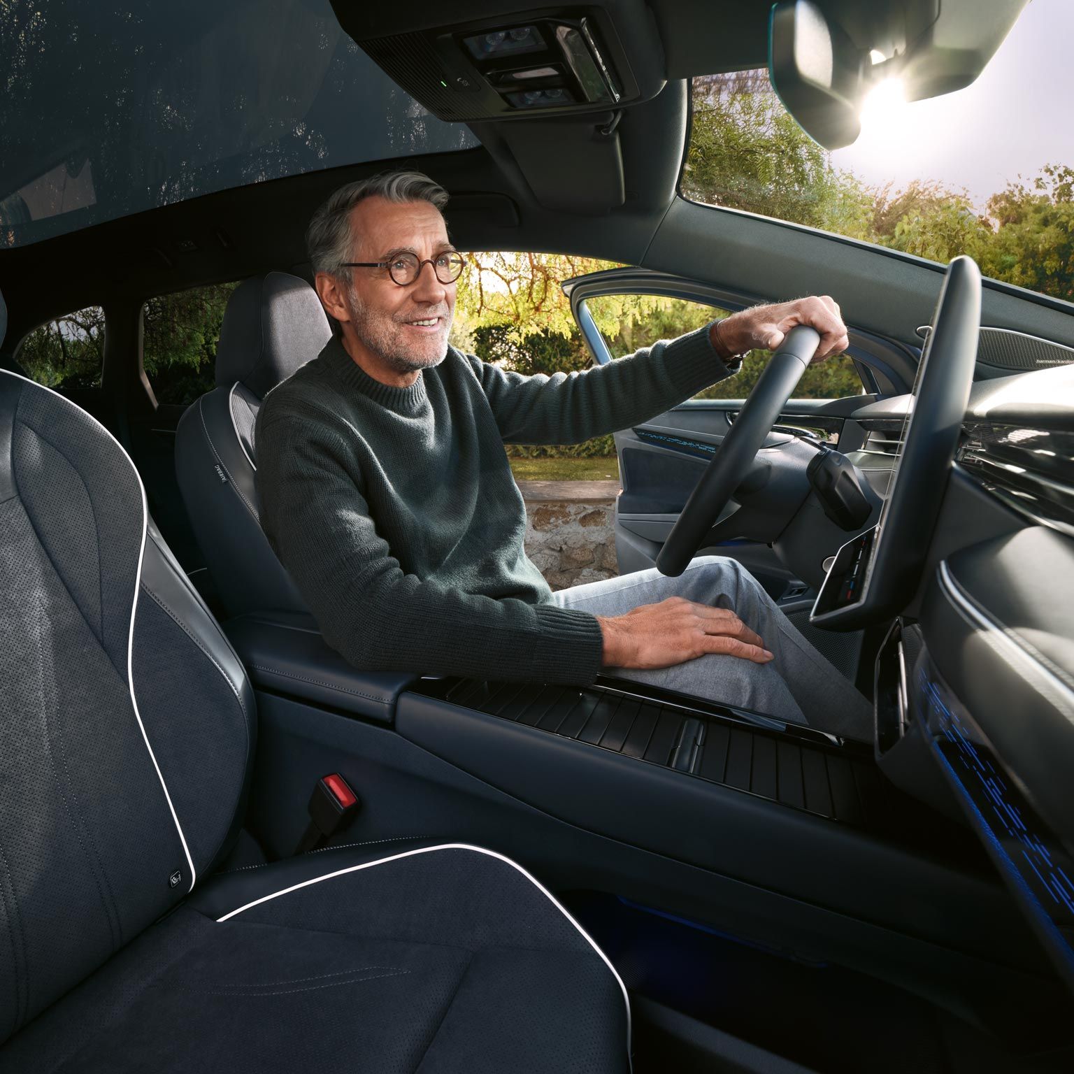 Mann sitzt am Steuer seines VW ID. Modells