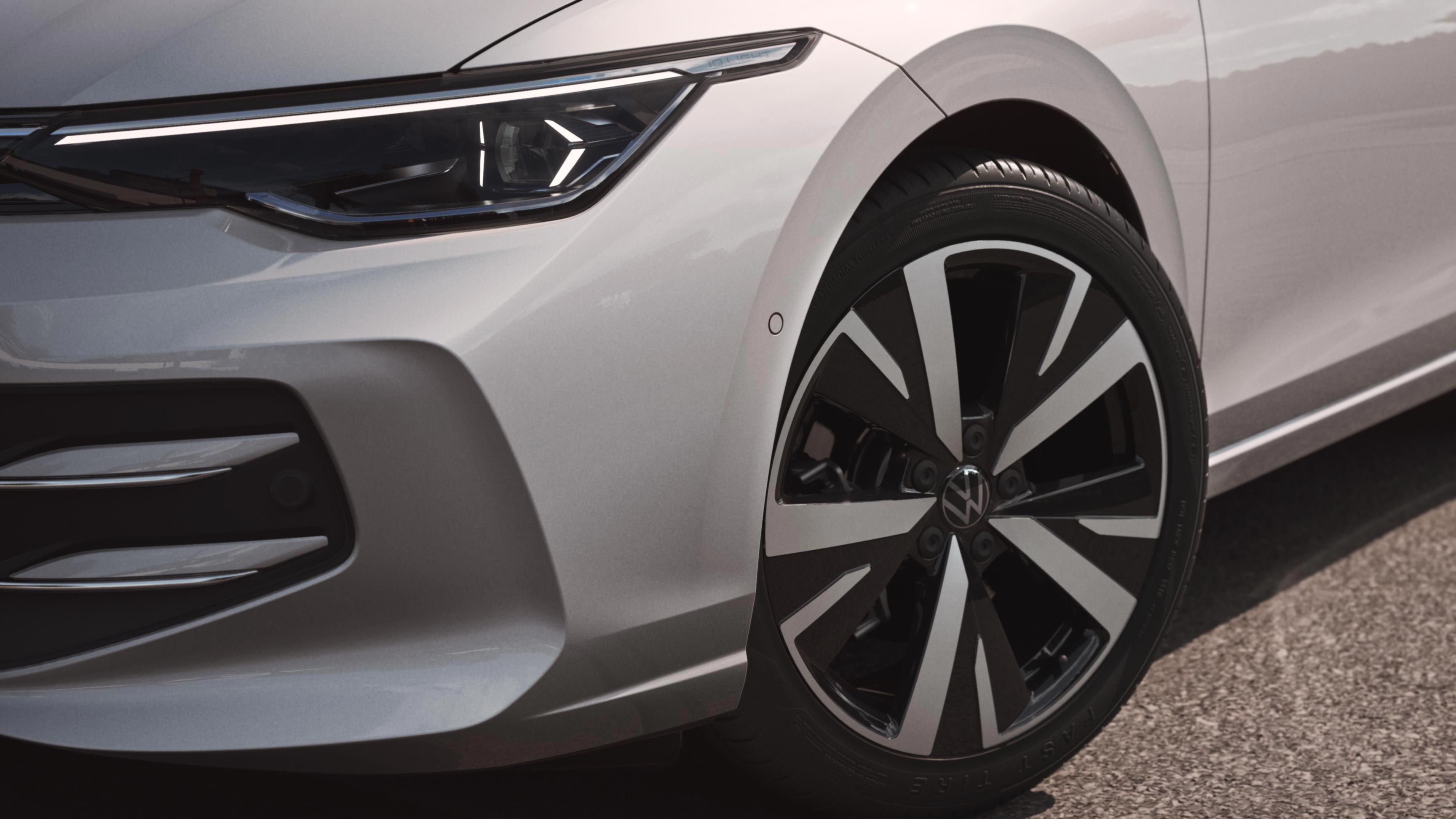Detailansicht der Felge eines VW Golf Variant