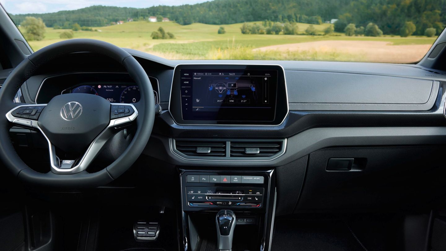 Cockpit eines VW T-Cross mit Multifunktionslenkrad und Infotainmentsystem mit Einstellungen der Klimaanlage im Display.