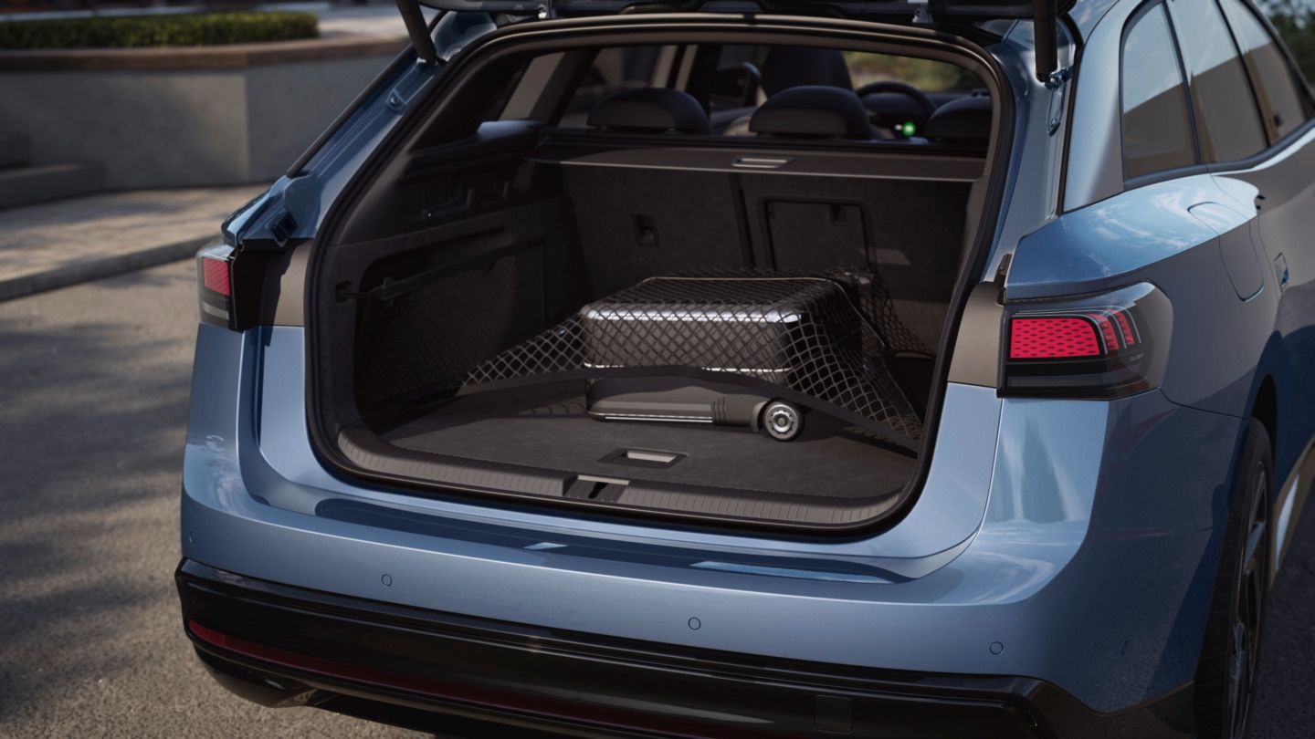 Der geöffnete Kofferraum eines VW ID.7 Tourer mit Koffer unter einem Gepäcknetz.