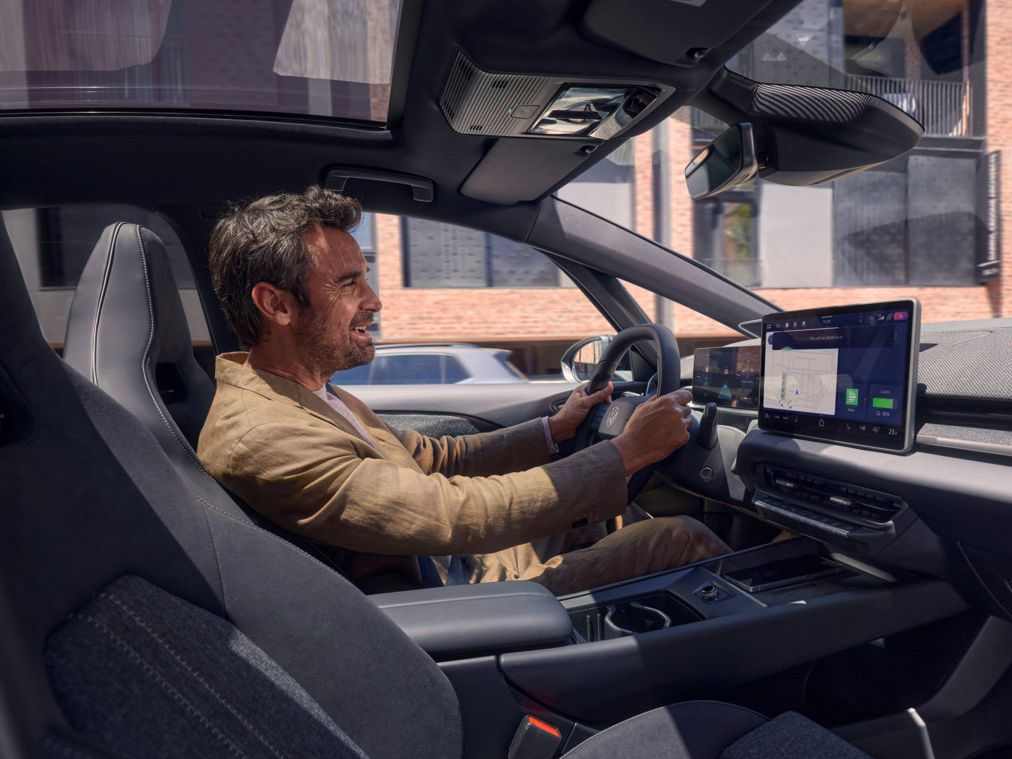 Ein Mann spricht mit dem Sprachassistenten eines VW ID.3 Neo