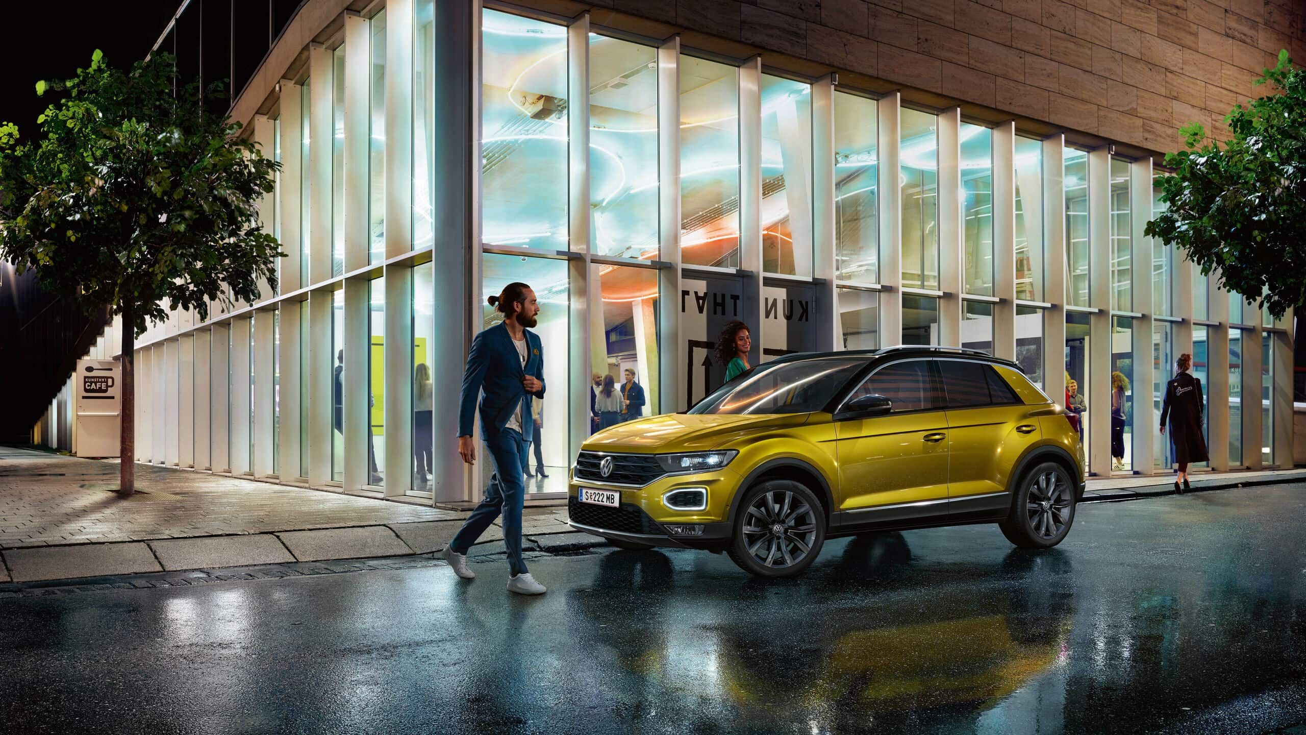 mann geht vor vw t-roc Vorgängermodell