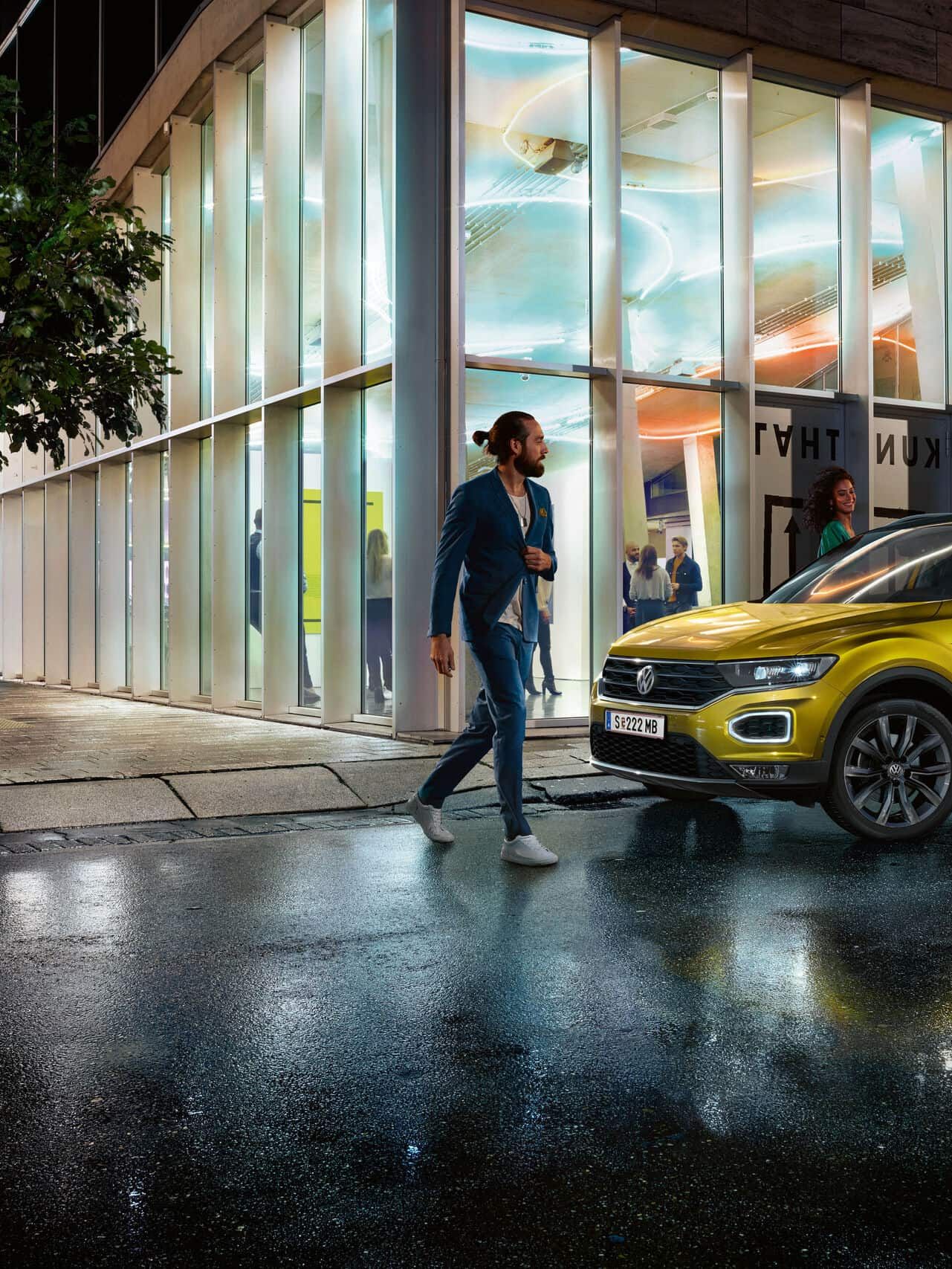 mann geht vor vw t-roc Vorgängermodell
