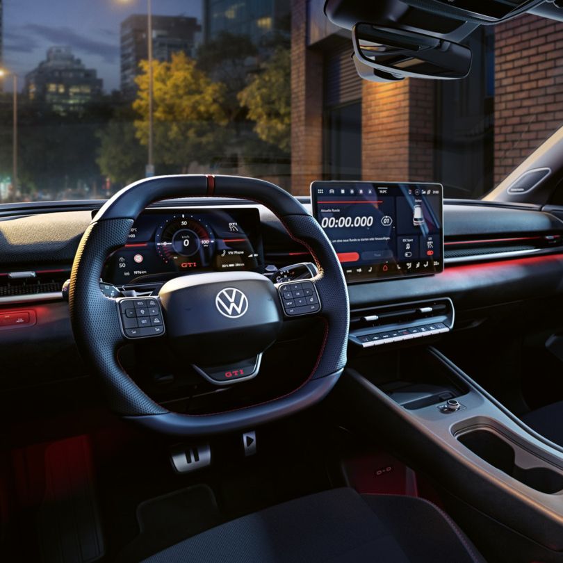 Blick auf das Cockpit des VW ID. Polo GTI bei abendlicher Stimmung.