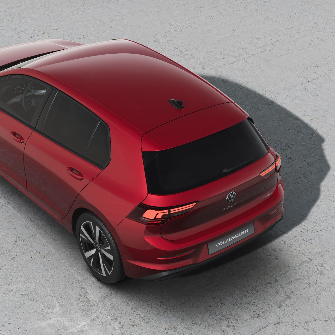 Sicht von oben auf die Heckseite des VW Golf Rabbit eHybrid.