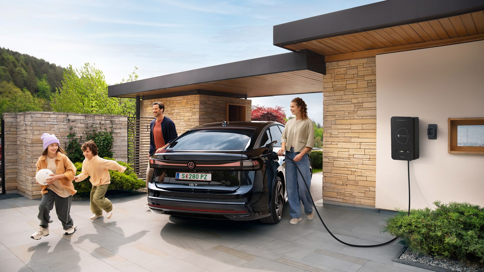 [AI-modified] – Ein ID.7 wird zu Hause an einer MOON BiDi Charger-Ladestation für bidirektionales Laden vor einem modernen Haus aufgeladen.