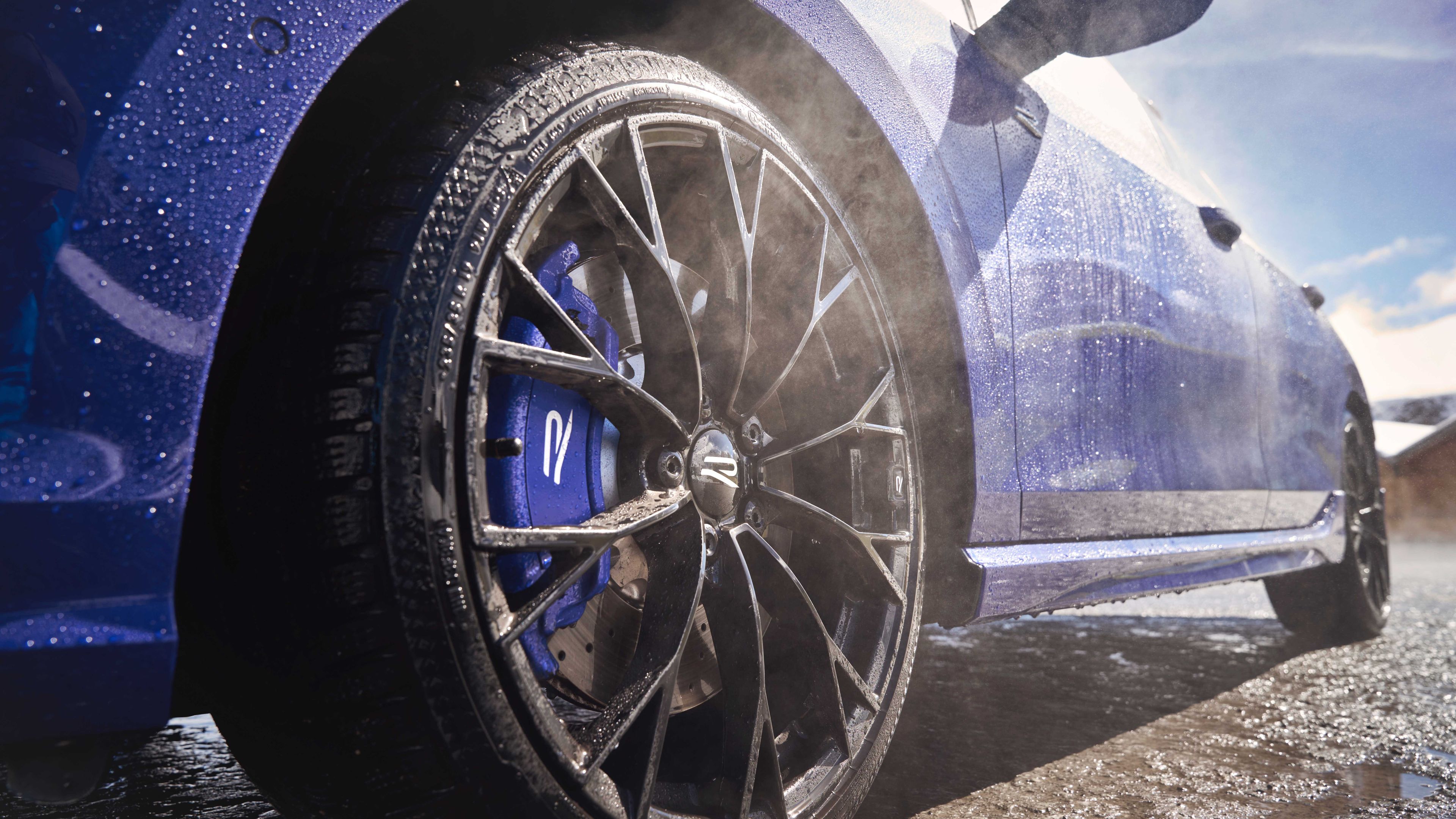 Fokusansicht von Volkswagen Kompletträdern an einem blauen Volkswagen.
