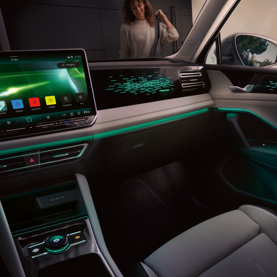 Die grüne Ambientebeleuchtung beleuchtet das Cockpit eines VW Tiguan.