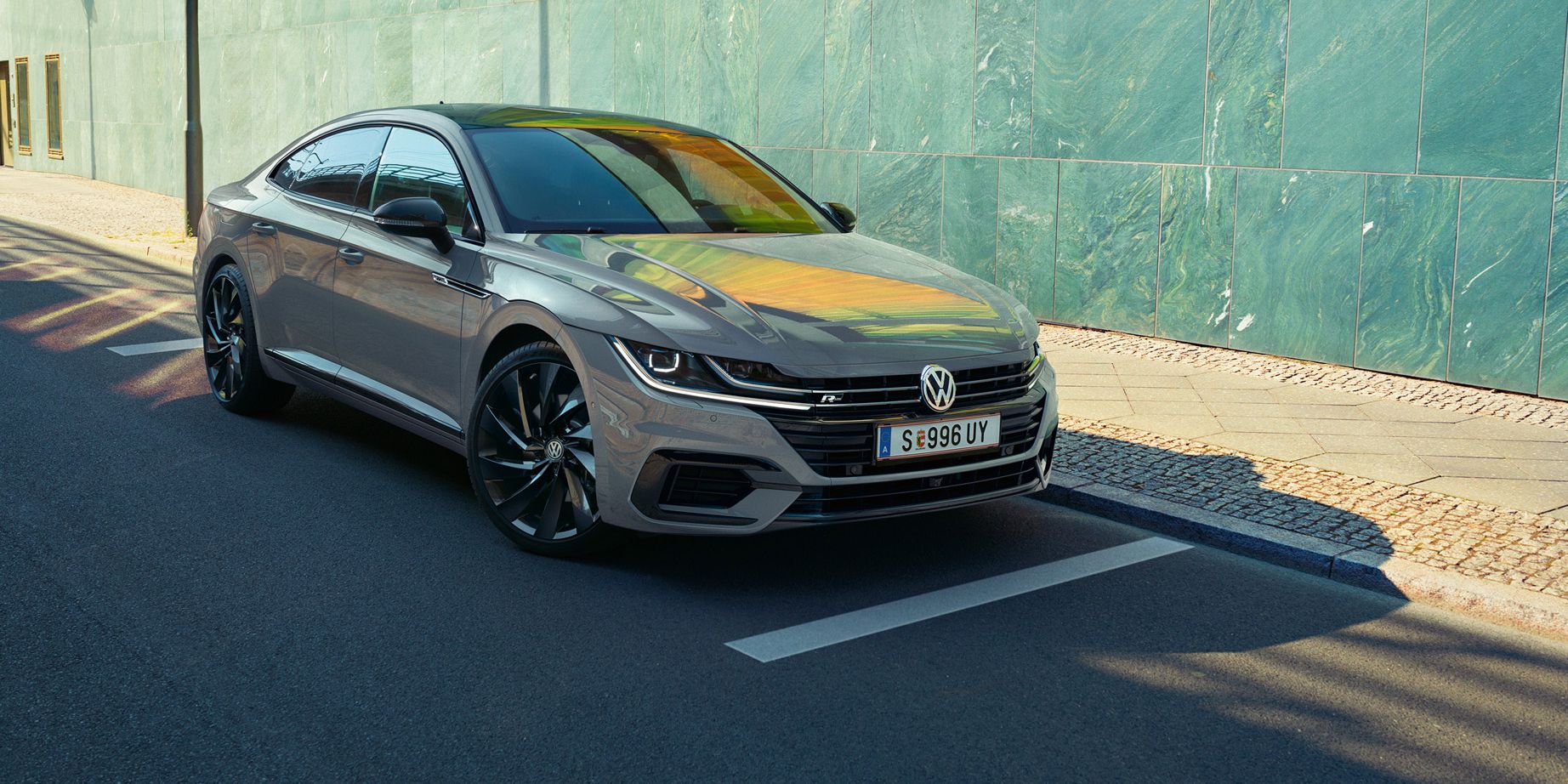 vw volkswagen arteon shooting brake 3/4 Front, seitliche Kopfhöhe  Arteon R-Line AT0312  Mondsteingrau R-Line Exterieur Schwarz hochglanz