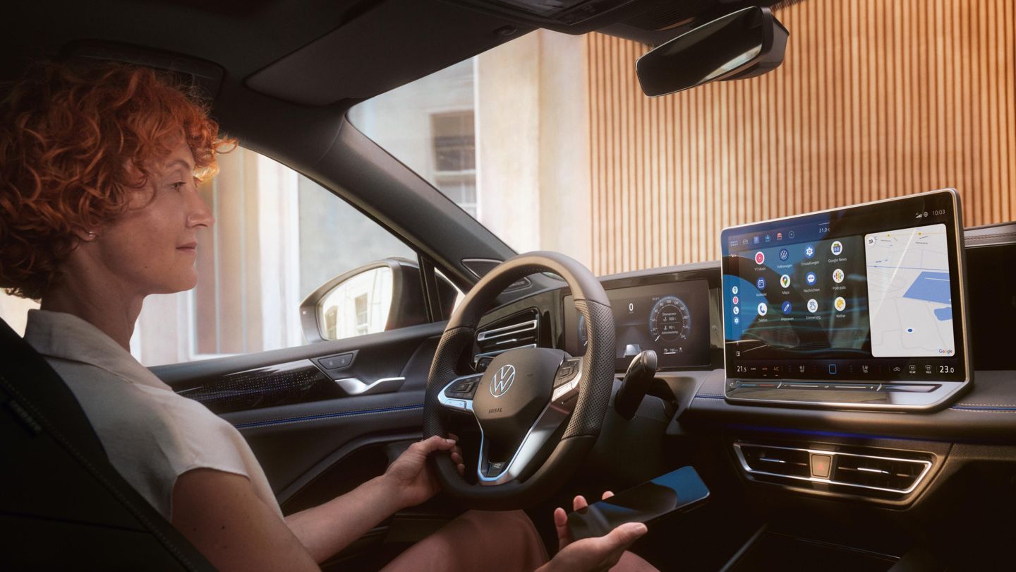  Eine Frau nutzt App Connect im VW Tiguan R-Line