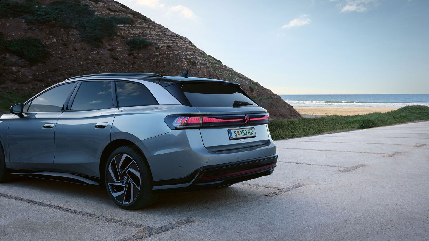 Heckansicht eines grau-blauen VW ID.7 Tourer mit Fokus auf den durchgängigen IQ.LIGHT LED Rückleuchten