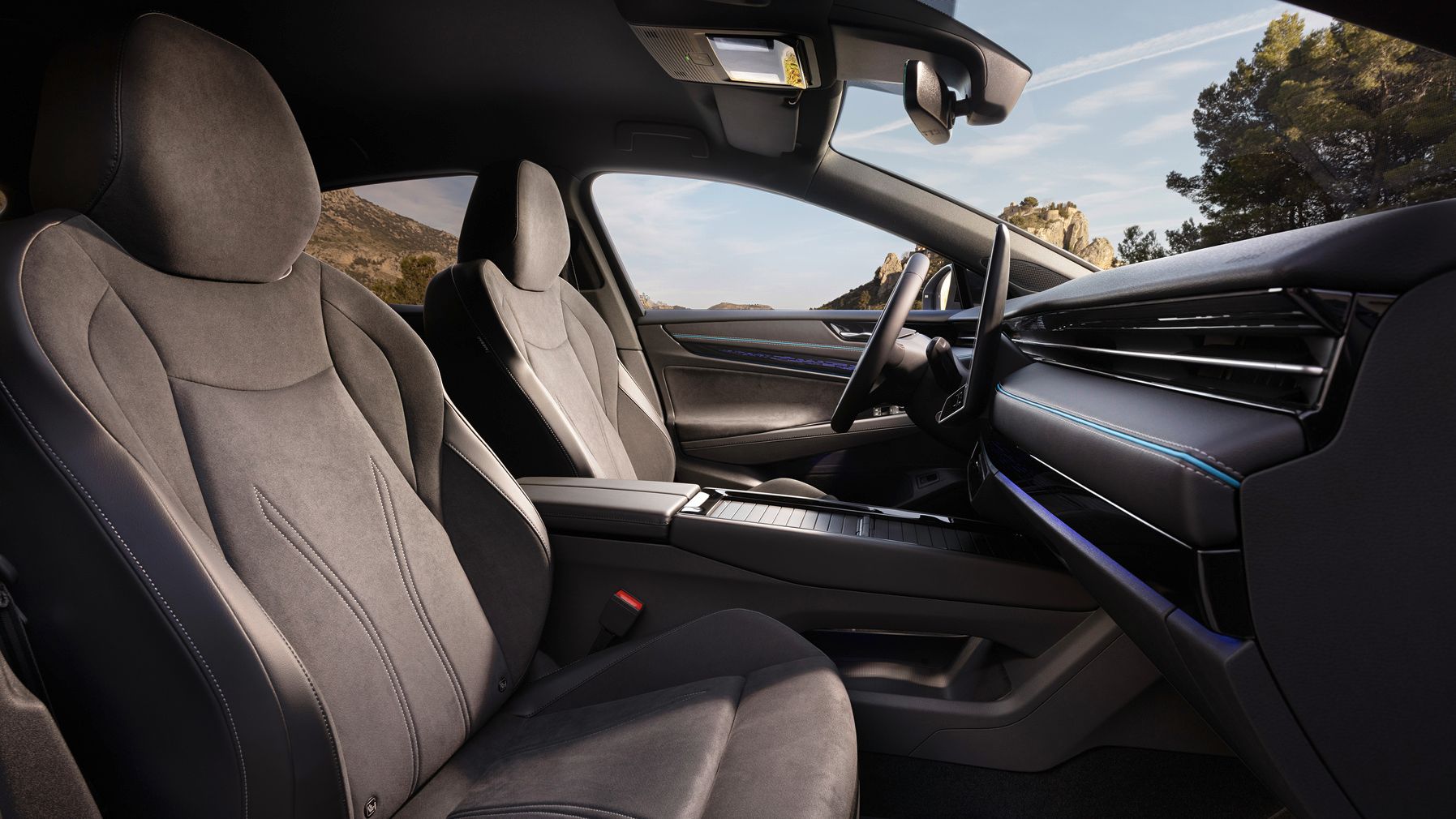 Vordersitze des VW ID.7 mit Ambientebeleuchtung