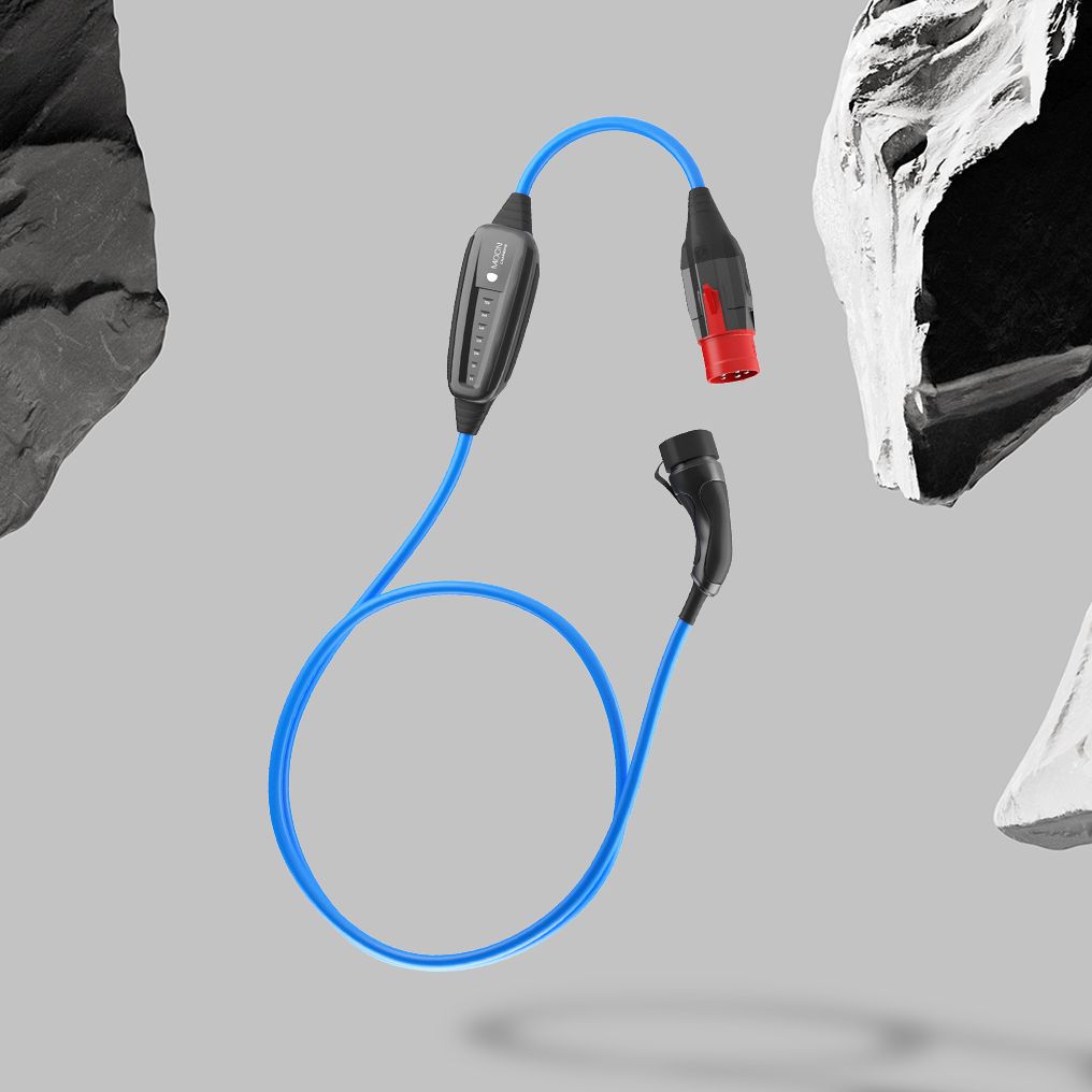 Ein blaues Kabel mit grauen und schwarzen Anschlüssen, die unterschiedlichste Formen haben. Im Hintergrund sind Teile von zerbrochenen Steinen zu sehen. Das Kabel scheint in der Luft zu schweben.