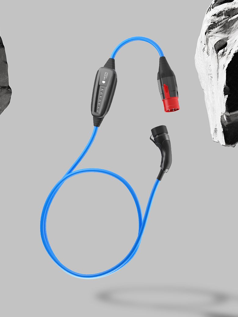 Ein blaues Kabel mit grauen und schwarzen Anschlüssen, die unterschiedlichste Formen haben. Im Hintergrund sind Teile von zerbrochenen Steinen zu sehen. Das Kabel scheint in der Luft zu schweben.
