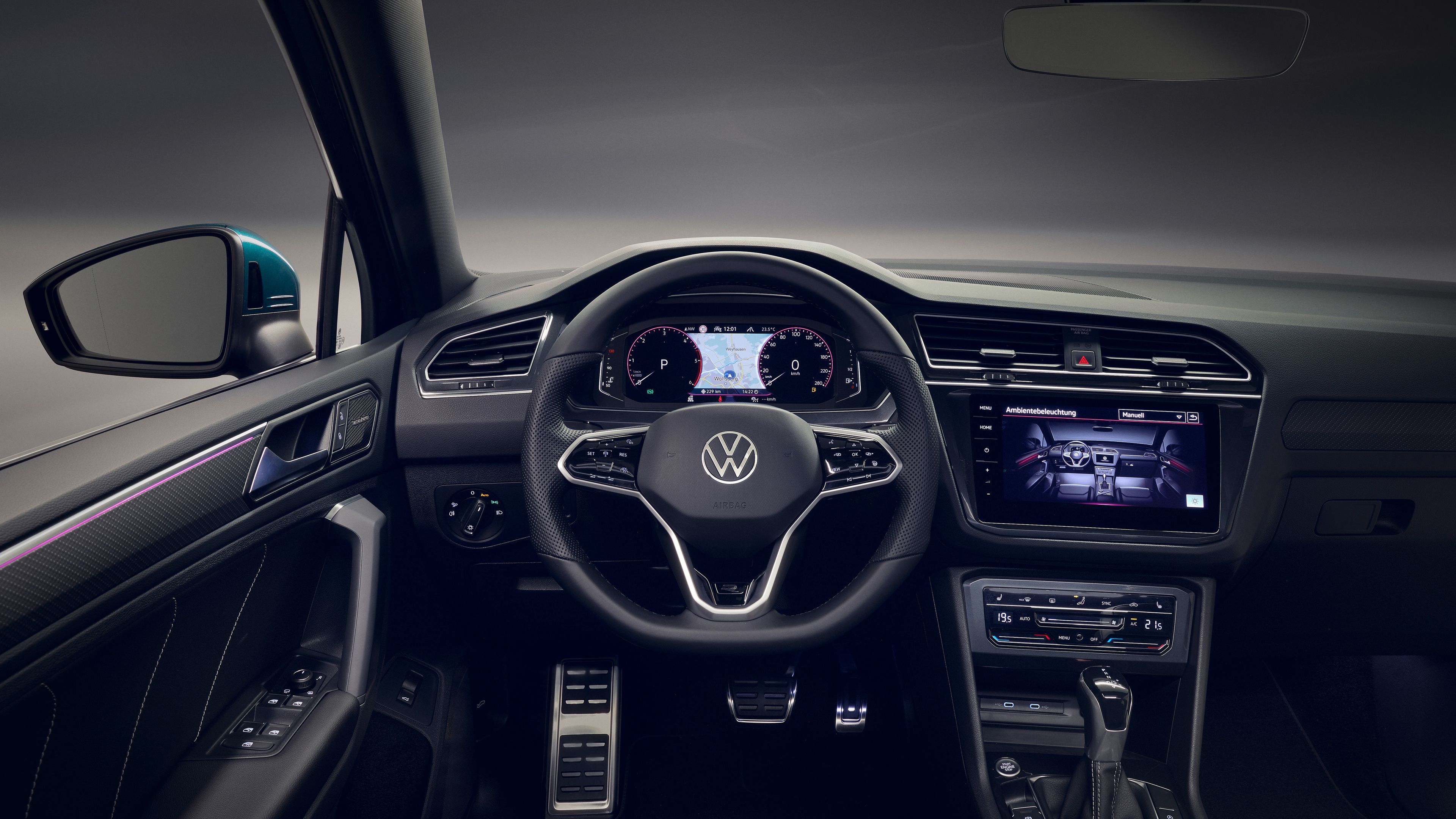 Das Bild zeigt das Cockpit eines Volkswagen Autos. Es umfasst ein multifunktionales Lenkrad, digitale Armaturen und ein großes Informationsdisplay in der Mittelkonsole. Die Innenausstattung ist modern und technisch ausgestattet.