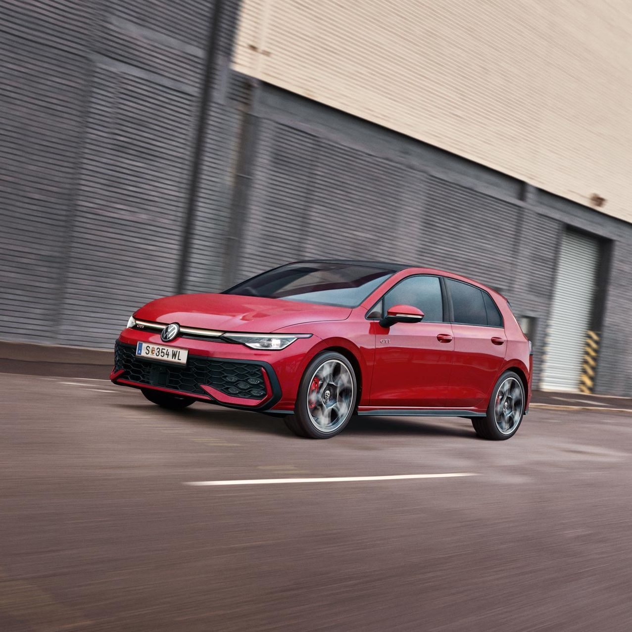 Frontansicht eines roten Golf GTI der in der Stadt fährt