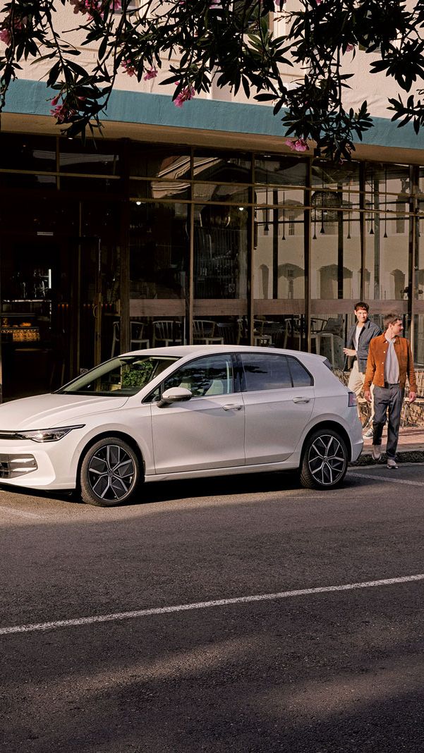 Video zeigt Exterieur und Interieur eines weißen VW Golf.