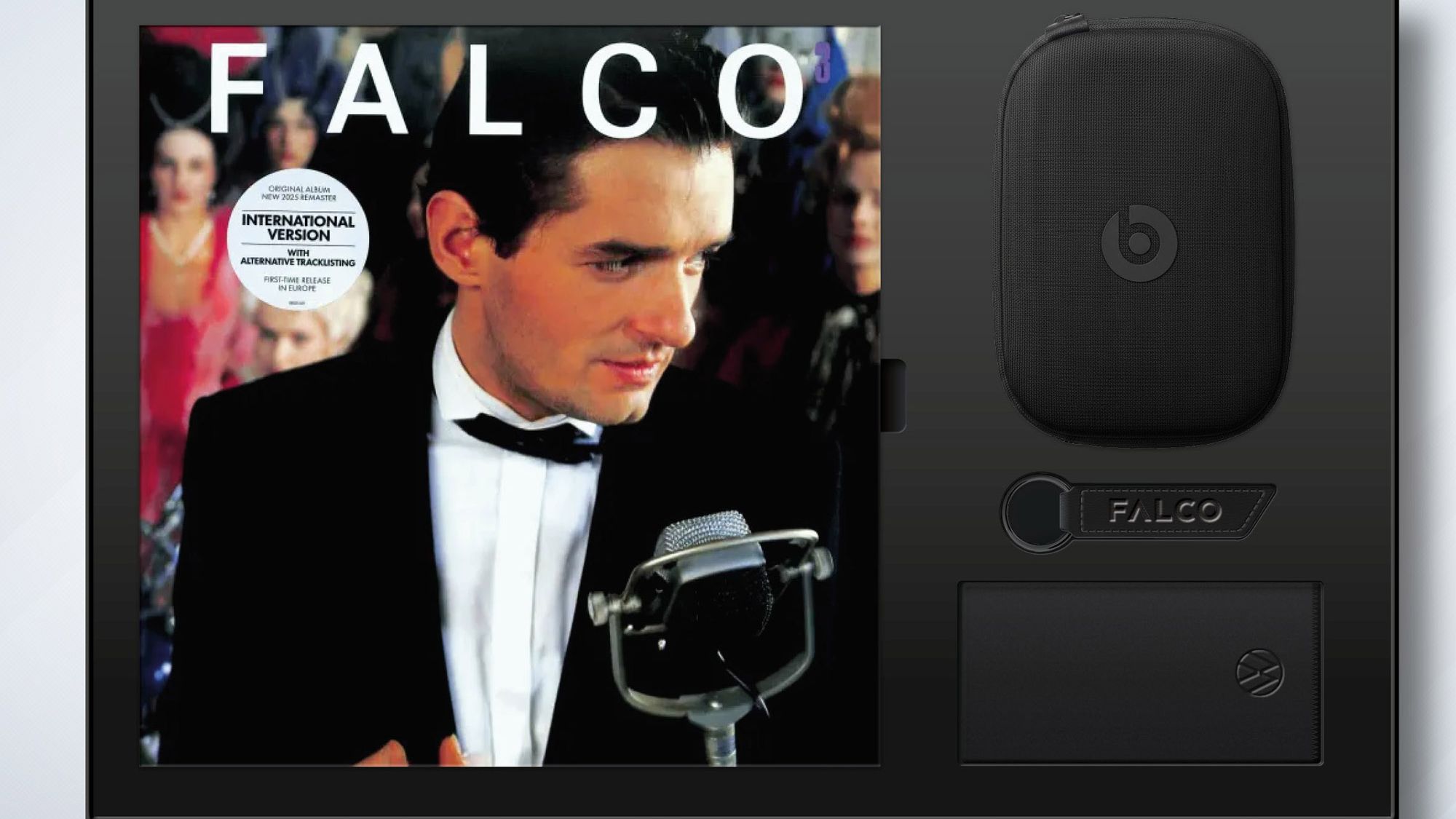Eine geöffnete schwarze Falco-Box zum Golf Falco Edition mit einer Falco-Vinyl, einer schwarzen Beats-Kopfhörerhülle, einem Schlüsselanhänger und einem Mikrofasertuch.
