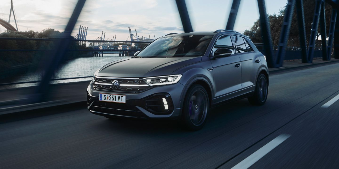 T-Roc R fährt auf einer Brücke. 