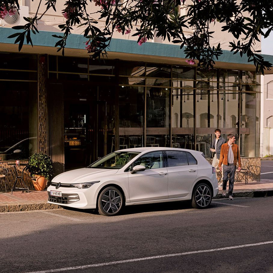 Video zeigt Exterieur und Interieur eines weißen VW Golf.