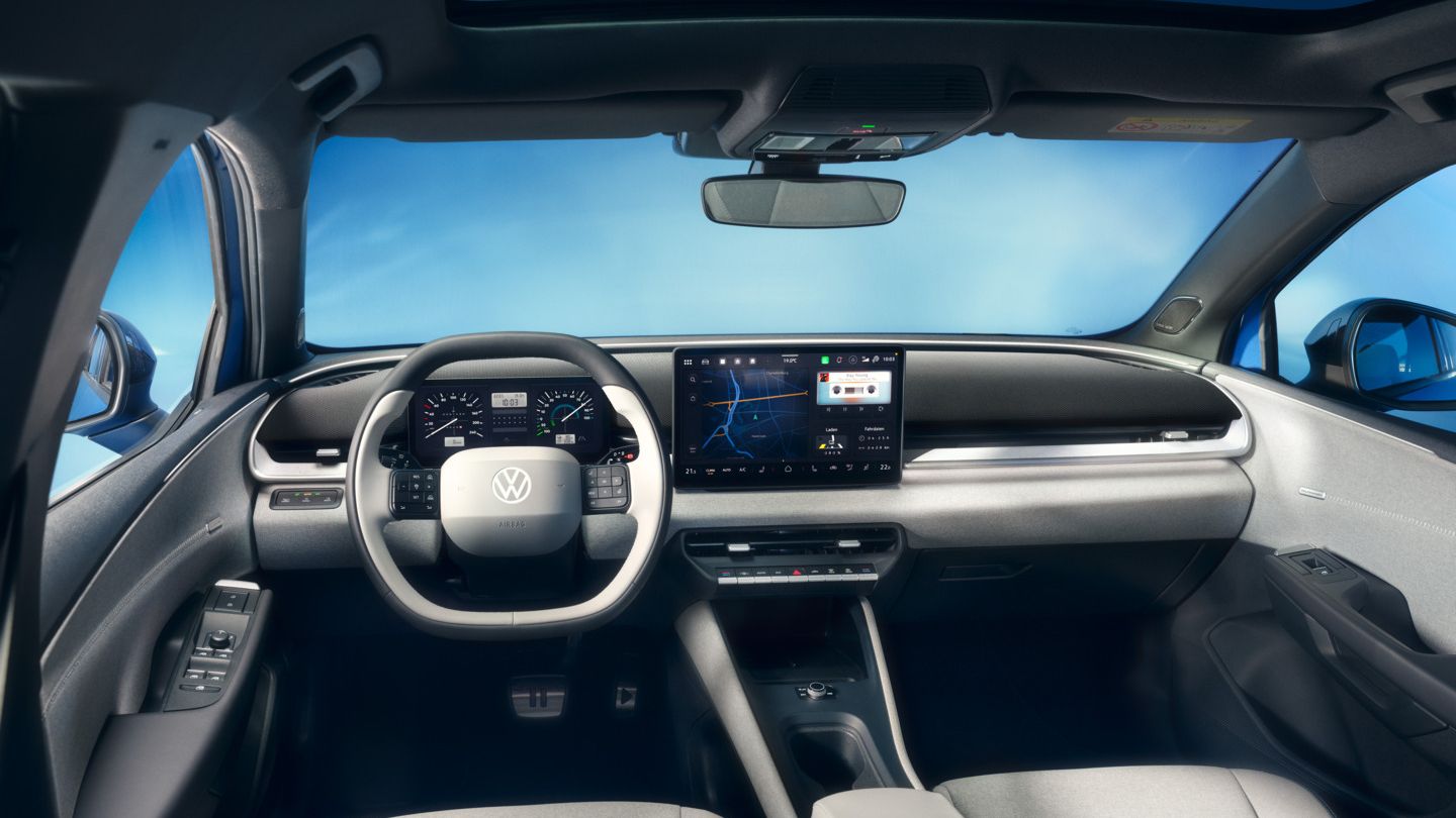 Blick auf das Cockpit mit Lenkrad und Infotainment-System im VW ID. Polo Style.