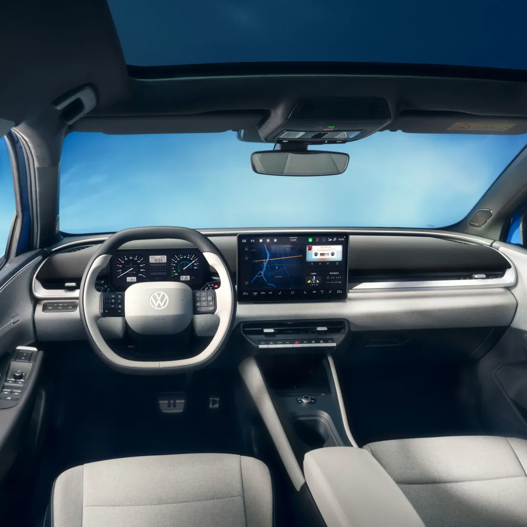 Blick auf das Cockpit mit Lenkrad und Infotainment-System im VW ID. Polo Style.