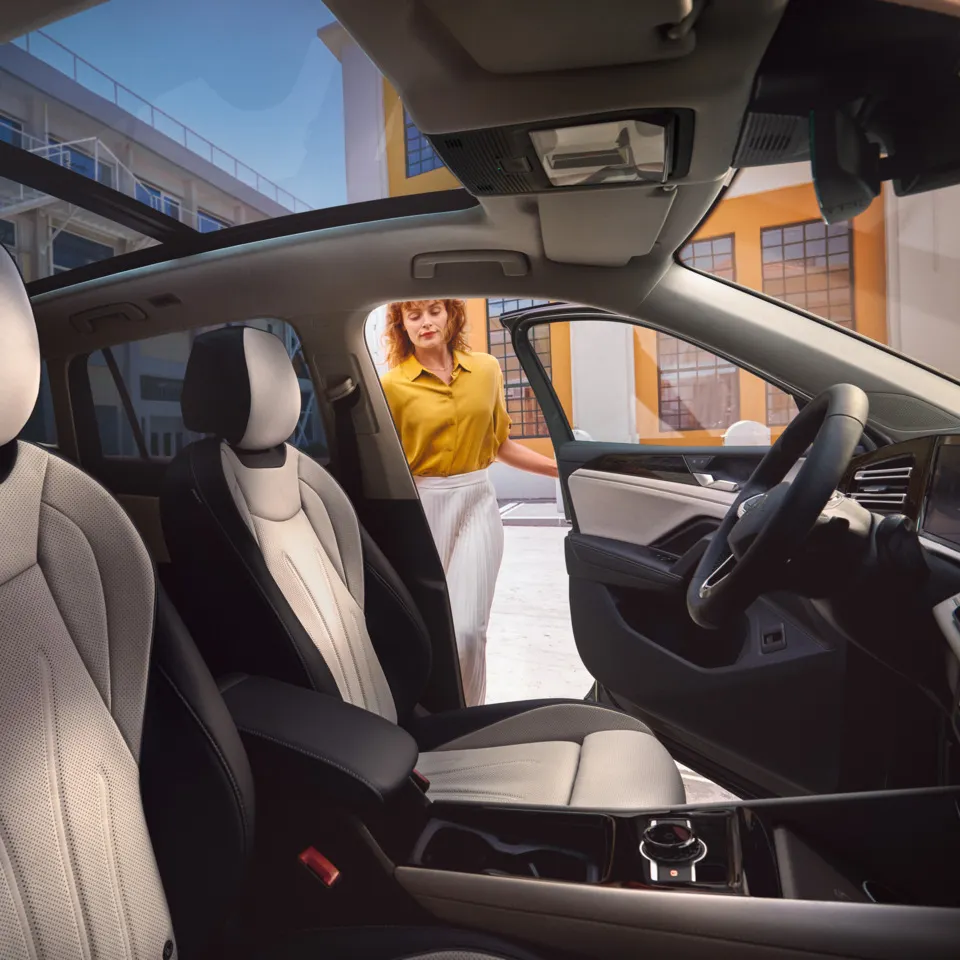 Blick auf die Vordersitze des VW Tiguan, in den eine Frau auf der Fahrerseite einsteigt.