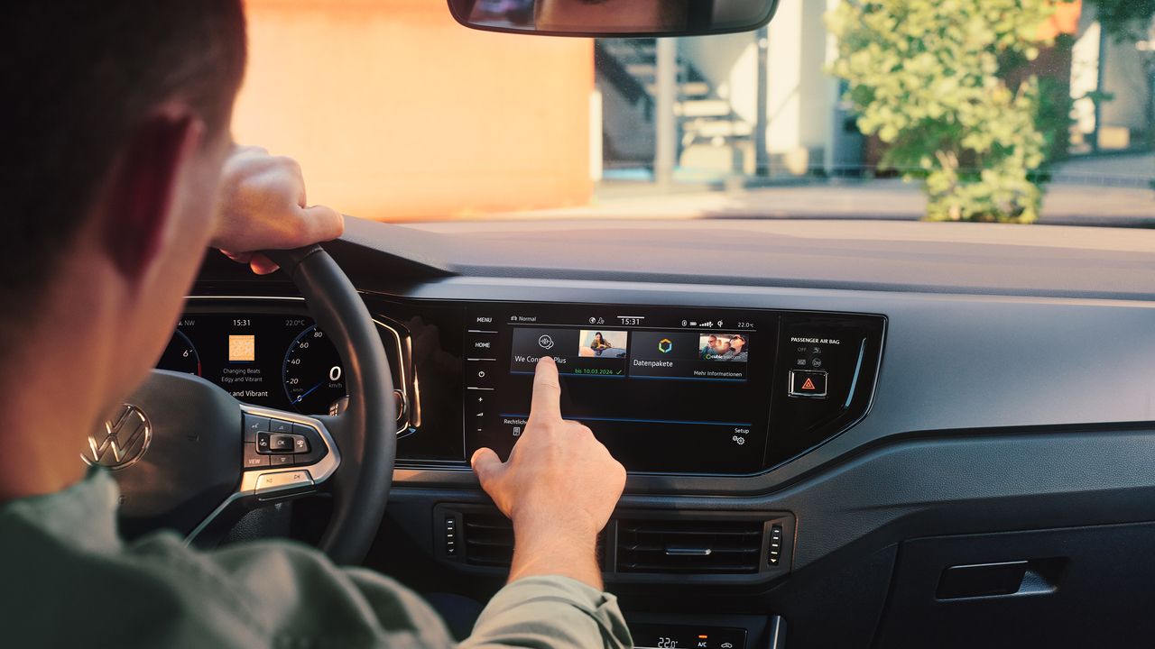 Mann bedient Webshop VW Upgrades im VW Polo